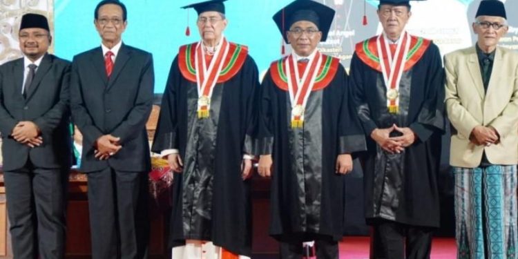 Menag Yaqut Cholil Qoumas bersama tiga tokoh penerima anugerah gelar Doktor Kehormatan di UIN Sunan Kalijaga