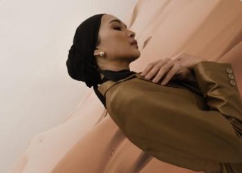 Desain jas bergaya edgy dipadupadankan dengan hijab hitam Bie Hin Tailor