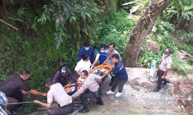 Evakuasi terhadap wanita yang mencoba bunuh diri