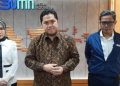 Menteri BUMN Erick Thohir (tengah) didamping Wakil Menteri BUMN I Pahala Mansury dan Direktur Utama Pertamina Nicke Widyawati