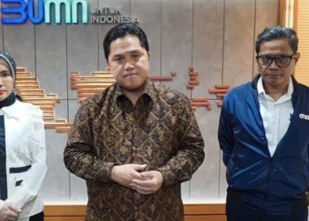 Menteri BUMN Erick Thohir (tengah) didamping Wakil Menteri BUMN I Pahala Mansury dan Direktur Utama Pertamina Nicke Widyawati