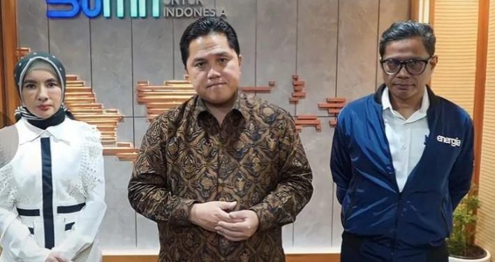 Menteri BUMN Erick Thohir (tengah) didamping Wakil Menteri BUMN I Pahala Mansury dan Direktur Utama Pertamina Nicke Widyawati