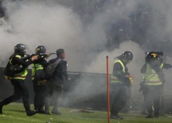 Polisi Menembakkan Gas Air Mata di Stadion Kanjuruhan Malang