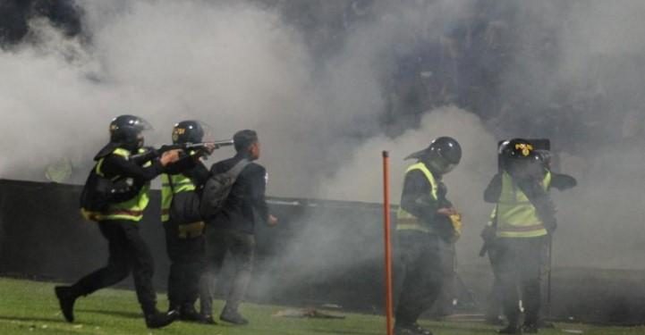 Polisi Menembakkan Gas Air Mata di Stadion Kanjuruhan Malang