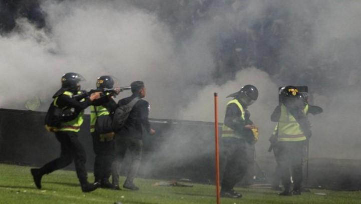 Polisi Menembakkan Gas Air Mata di Stadion Kanjuruhan Malang