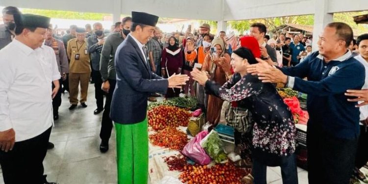 Presiden Joko Widodo mengunjungi Pasar Rakyat Tabalong, Kabupaten Tabalong