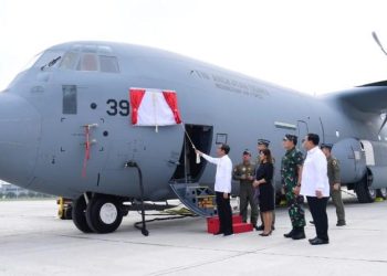 Presiden Joko Widodo menyaksikan langsung penyerahan pesawat C-130J-30 Super Hercules A-1339 dan C-130H A-1315