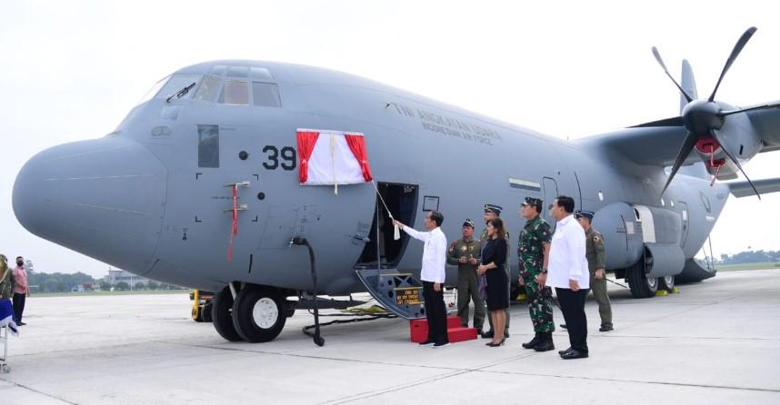 Presiden Joko Widodo menyaksikan langsung penyerahan pesawat C-130J-30 Super Hercules A-1339 dan C-130H A-1315