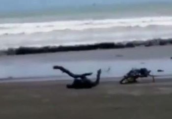 Tangkapan Layar Kecelakaan saat balapan di pingir pantai