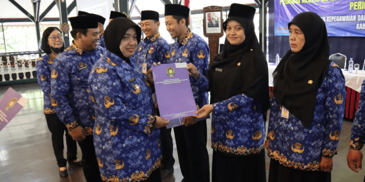 Wakil Bupati Purworejo Hj Yuli Hastuti SH secara simbolis menyerahan SK pengangkatan 573 ASN Periode 1 April 2023 di Pendopo Agung Kabupaten Purworejo, Jumat (17/03/2023).