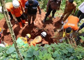 Polisi dan relawan menggali kebun di Wanaysa Banjarnegara yang menjadi tempat pelaku mengubur korban