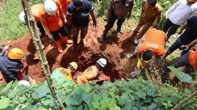 Polisi dan relawan menggali kebun di Wanaysa Banjarnegara yang menjadi tempat pelaku mengubur korban