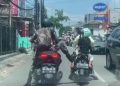 Tangkapan layar dari video seorang oknum anggota TNI yang menendang sepeda motor emak-emak di wilayah Jatiwarna