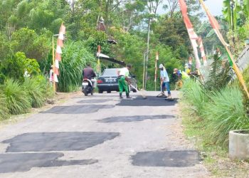 Warga Padukuhan Singlar, Kelurahan Glagahharjo, Cangkringan, Sleman secara swadaya memperbaiki jalan