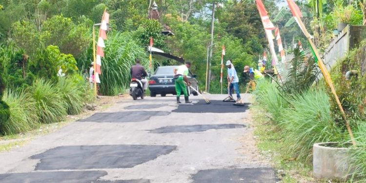 Warga Padukuhan Singlar, Kelurahan Glagahharjo, Cangkringan, Sleman secara swadaya memperbaiki jalan