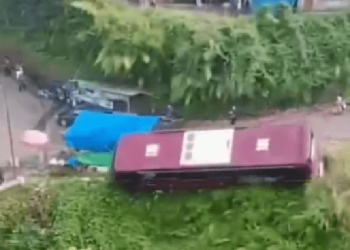 Detik-detik mobil wisata terjun ke jurang di wilayah wisata Guci Tegal