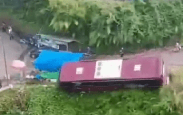 Detik-detik mobil wisata terjun ke jurang di wilayah wisata Guci Tegal