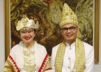 Dubes RI untuk Inggris Desra Percaya dan istri mengenakan pakaian adat Lampung saat menghadiri penobatan Raja Charles III