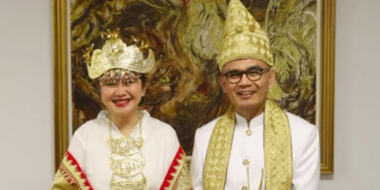 Dubes RI untuk Inggris Desra Percaya dan istri mengenakan pakaian adat Lampung saat menghadiri penobatan Raja Charles III