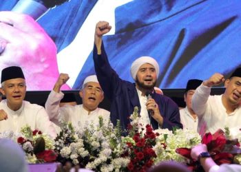 Ganjar bersama Habib Syekh dan Wakil Gubernur Jateng Taj Yasin Maimoen dalam kegiatan Jateng Berselawat