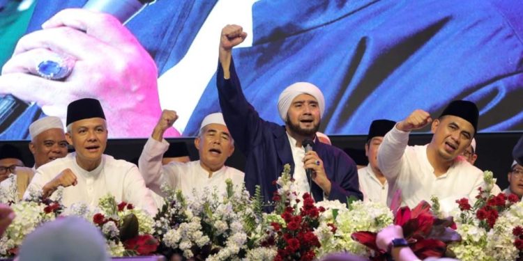 Ganjar bersama Habib Syekh dan Wakil Gubernur Jateng Taj Yasin Maimoen dalam kegiatan Jateng Berselawat
