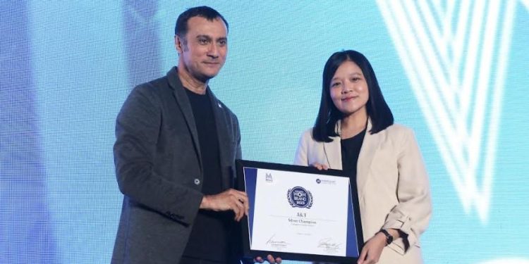 J&T Express meraih Penghargaan Wow Brand 2023 yang diterima langsung oleh Herline Septia - Brand Manager J&T Express pada 11 Mei 2023 di The Westin Jakarta