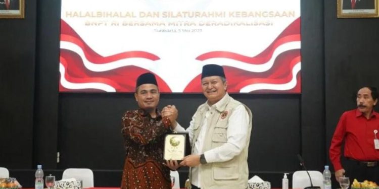 Komjen Pol. Rycko Amelza Dahniel (kanan) saat kegiatan safari Halal Bihalal Idul Fitri dan Dialog Kebangsaan dengan Mitra Deradikalisasi di Solo Raya yang tergabung dalam Yayasan Gema Salam