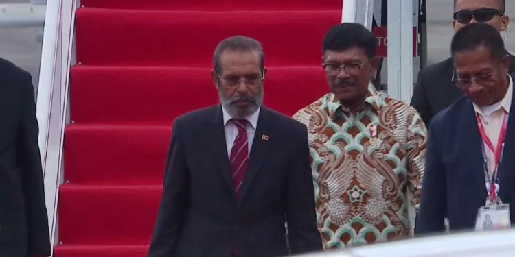 Menkominfo RI Johnny G Plate menyambut kedatangan Perdana Menteri Timor Leste, Taur Matan Ruak, yang tiba di Bandara Komodo, Labuan Bajo