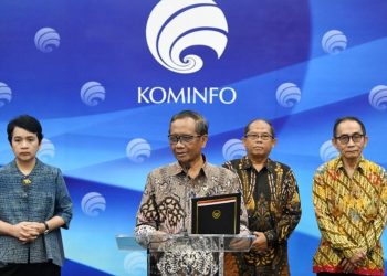 PLT Menkominfo Mahfud MD menyampaikan siaran pers di Kominfo