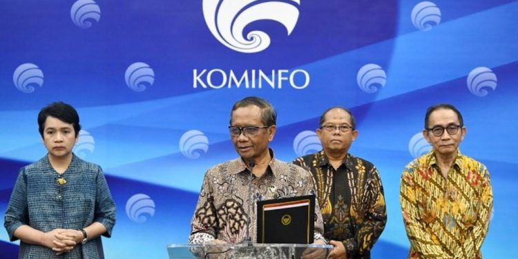 PLT Menkominfo Mahfud MD menyampaikan siaran pers di Kominfo