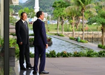 Presiden Joko Widodo bersama Perdana Menteri Laos, Sonexay Siphandone, berbincang sebelum menggelar pertemuan bilateral di Hotel Meruorah