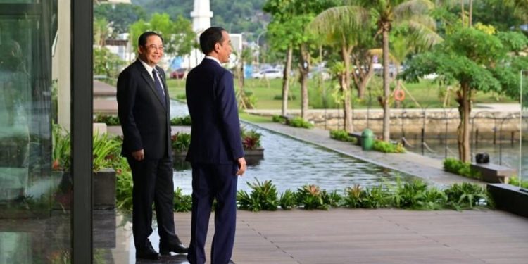 Presiden Joko Widodo bersama Perdana Menteri Laos, Sonexay Siphandone, berbincang sebelum menggelar pertemuan bilateral di Hotel Meruorah