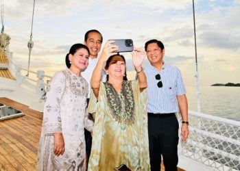 Presiden Joko Widodo dan Ibu Iriana berswafoto bersama Presiden Filipina dan Ibu Louise Araneta-Marcos di atas kapal pinisi di Labuan Bajo