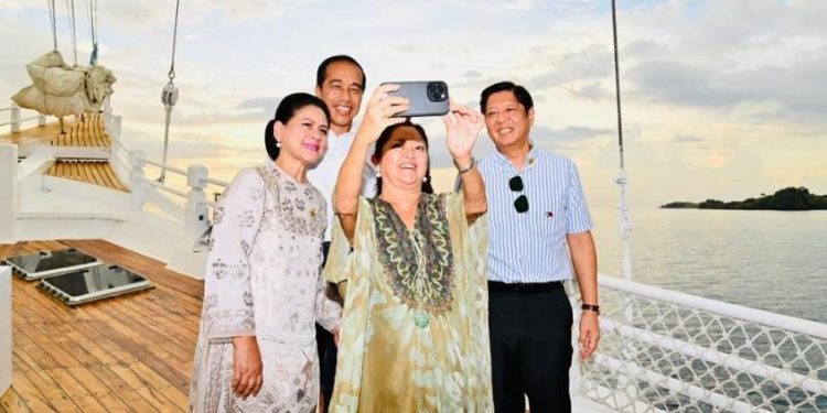 Presiden Joko Widodo dan Ibu Iriana berswafoto bersama Presiden Filipina dan Ibu Louise Araneta-Marcos di atas kapal pinisi di Labuan Bajo