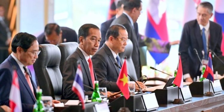 Presiden Joko Widodo membuka Pertemuan Para Pemimpin ASEAN dengan Perwakilan Majelis Antar-Parlemen ASEAN atau ASEAN Inter-Parliamentary Assembly di Komodo Ballroom
