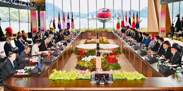 Presiden Joko Widodo membuka Pertemuan Para Pemimpin ASEAN dengan Perwakilan Pemuda ASEAN atau ASEAN Youth di Komodo Ballroom