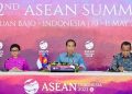 Presiden Joko Widodo menyampaikan keterangan persnya kepada awak media di Pusat Media KTT ke-42 ASEAN, di Hotel Bintang Flores