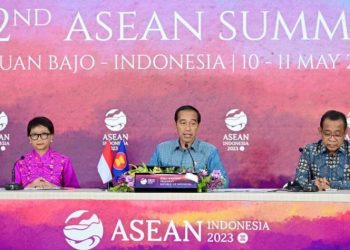 Presiden Joko Widodo menyampaikan keterangan persnya kepada awak media di Pusat Media KTT ke-42 ASEAN, di Hotel Bintang Flores