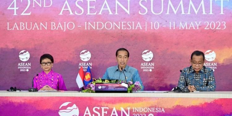 Presiden Joko Widodo menyampaikan keterangan persnya kepada awak media di Pusat Media KTT ke-42 ASEAN, di Hotel Bintang Flores