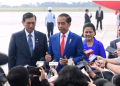 Presiden Joko Widodo menyampaikan keterangannya di hadapan awak media di Pangkalan TNI AU Halim Perdanakusuma