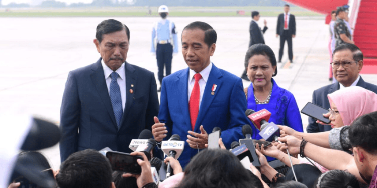 Presiden Joko Widodo menyampaikan keterangannya di hadapan awak media di Pangkalan TNI AU Halim Perdanakusuma