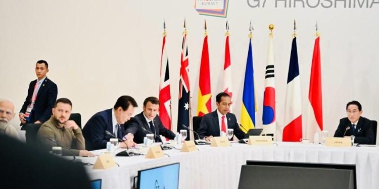 Presiden Joko Widodo menyampaikan pandangannya pada Konferensi Tingkat Tinggi G7 sesi kesembilan yang digelar di Hotel Grand Prince, Hiroshima, Jepang