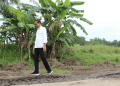 Presiden Joko Widodo tengah melihat secara langsung jalan yang rusak di Lampung Tengah, tepatnya jalan di Seputih Raman