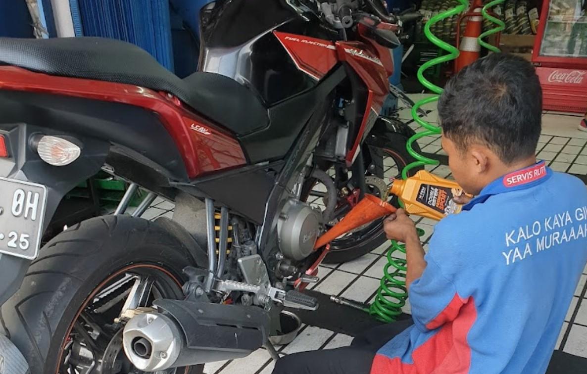 Proses Pergantian Oli Kendaraan