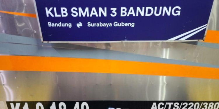 Tangkapan layar di media sosial Twitter mengenai rangkaian kereta luar biasa (KLB) rombongan SMA Negeri 3 Bandung