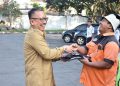 PJ Wali Kota Salatiga, Sinoeng N Rachmadi secara simbolis menyerahkan seragam baru berupa baju dan celana kepada Juru Parkir