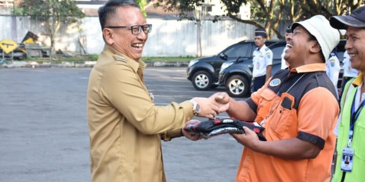 PJ Wali Kota Salatiga, Sinoeng N Rachmadi secara simbolis menyerahkan seragam baru berupa baju dan celana kepada Juru Parkir