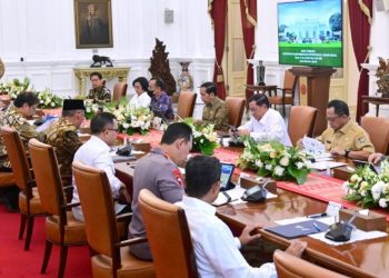 Presiden Joko Widodo memimpin rapat terbatas bersama jajarannya untuk membahas percepatan transformasi dan keterpaduan layanan digital di Istana Merdeka