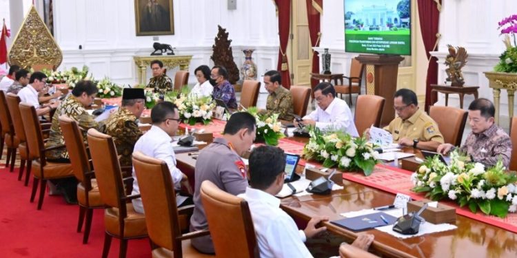 Presiden Joko Widodo memimpin rapat terbatas bersama jajarannya untuk membahas percepatan transformasi dan keterpaduan layanan digital di Istana Merdeka