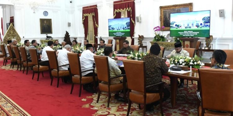 Presiden Joko Widodo menggelar rapat terbatas bersama jajarannya di Istana Merdeka